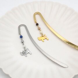 《２色から選べる》ネコのチャームのブックマーカー