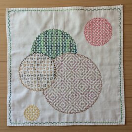 刺し子ふきん　7－⑦　　まる（〇）五つに　一目刺し