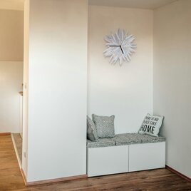 シルバーの色合いのオーガニックな手作り壁掛け時計 - Haystackフローズンの画像
