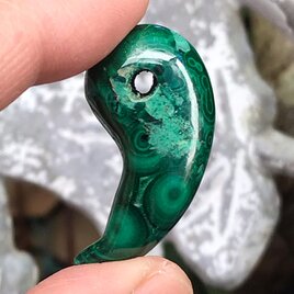 マラカイト　勾玉　ペンダントトップ　チャーム　握り石　天然石　アクセサリー　素材の画像