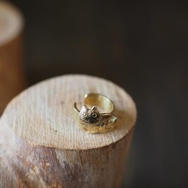 ＊猫と遊ぶ＊香箱座り・猫イヤーカフ(brass)の画像