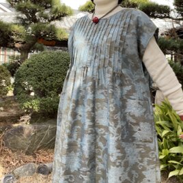 【完売】  着物リメイク】大島紬のシンプルなブラウス/花柄/衿なし/絹 トップス