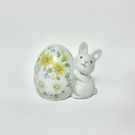 イースターバニーと花のエッグの、小さなフィギュリン