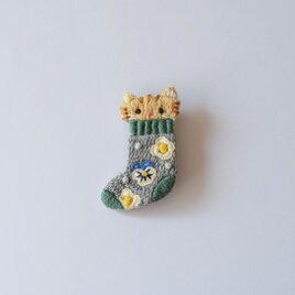 ［受注制作］ネコ㏌靴下 刺繍ブローチ（茶トラ cat）の画像
