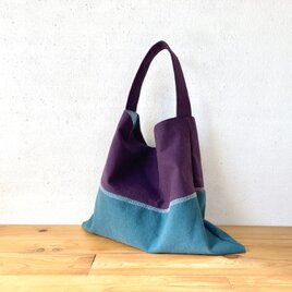 葡萄色とブルーグレーの三角鞄