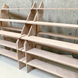 イベントディスプレイ 什器　ひな段スリム 5段/背面3段/50幅/普通合板〈上質材〉　商品陳列棚 店舗什器の画像