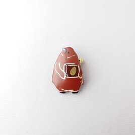 チョコと王様ペンギンひな 漆ブローチの画像