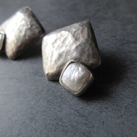 パールのシルバーピアス・四角いパールを使った大ぶりなピアスですの画像