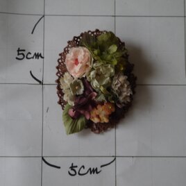 小さな花一杯のブローチの画像