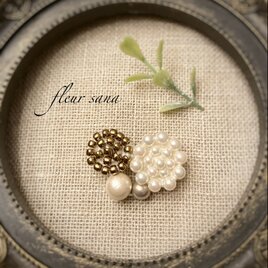 unique motif  シルキーパールとビーズのブローチ〈elegant〉white・bronzeの画像