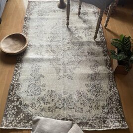 120×203 アンティークレッド 擦れ 草花ボタニカル トルコヴィンテージラグ | iichi 日々の暮らしを心地よくするハンドメイドやアンティーク のマーケットプレイス