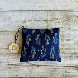 大人かわいいミモザ柄と手刺繍ミモザリースのフラットポーチ　コットン　ミモザ　小物入れ　春の画像