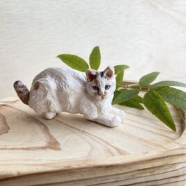 木彫り小町猫のブローチの画像