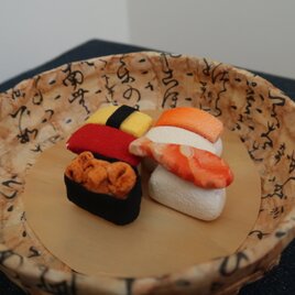 小さなお寿司と柿渋塗の器の画像