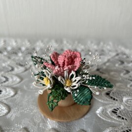 小さなコーヒーカップの籐の花・ピンクのバラ