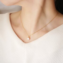 バックスタイルもかわいい桜色淡水パールの一粒ネックレス（ゴールド）　長さ調節可能　金属アレルギー対応の画像