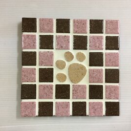 タイルの鍋敷(正方形) 肉球柄ピンク&ブラウンの画像