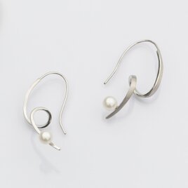 Infinity ピアス（シルバー色）の画像