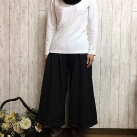 S様用暖かウール１００％　圧縮ニットのセミキュロットパンツ　チャコール　ポケット付きの画像