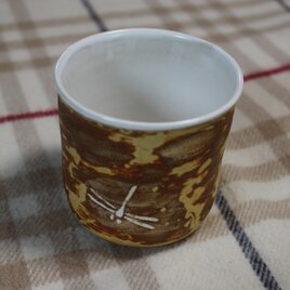 トンボの飛ぶイラボ釉の湯飲みの画像