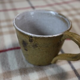 うす掛けの枯草色コーヒーカップ・丸形の画像