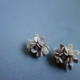 bouquet of ecru flower mix　ピアスの画像