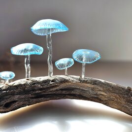 ガラスのキノコ　置物　オブジェ　ライトブルーの筋笠5本