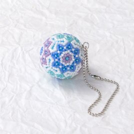 冬の花てまりのバッグチャーム・ブルー＆パープルの画像