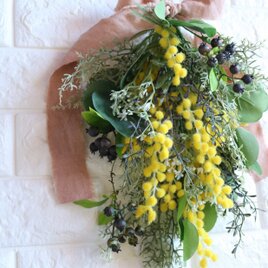 ミモザとグリーンのスワッグ　造花の画像