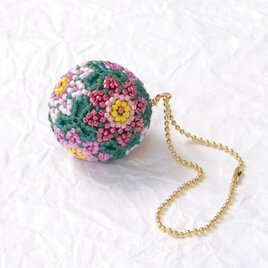 冬の花てまりのバッグチャーム・レッド＆グリーンの画像