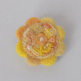 手紡ぎ糸の刺繍ブローチ「おひさまの花」の画像