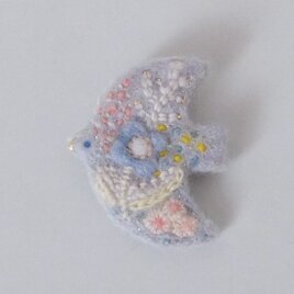 手紡ぎ糸の刺繍ブローチ「花をはこぶ鳥」の画像