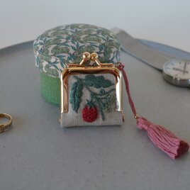てのり刺繍　いちご　アクセサリーケースの画像