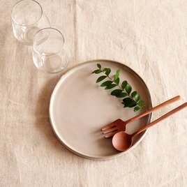 カフェオレ色の円形フラット皿の画像