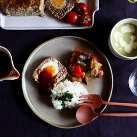 カフェオレ色の円形フラット皿の画像