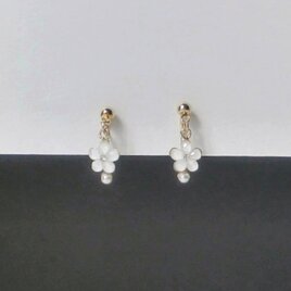 白い小花のイヤリング (ピアス)の画像