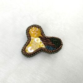 yellow flowers　糸とビーズのブローチの画像
