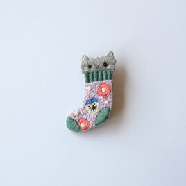 ［新作・受注制作］ネコ㏌靴下 刺繍ブローチ（gray cat2）の画像