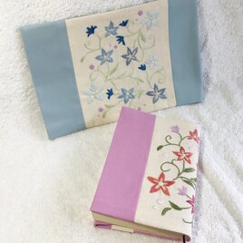 花刺繍のブックカバー（文庫本サイズ）・ブルー/ピンクの画像
