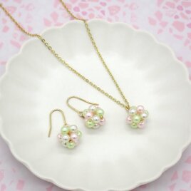 さくら色パールのビーズボールネックレス＆ピアス／イヤリングセット