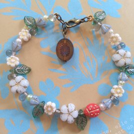 チェコビーズの白いお花とてんとう虫のブレスレットの画像