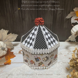 白黒の屋根にたくさんの猫たちが集まったファンタジーボックス（送料無料）