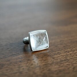 gold rutilated quartz ringの画像