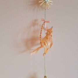 麦藁と樹皮細工のモビール　　さえずることり（ペールピンクリボン）の画像