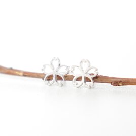 透かし桜のピアス シルバーの画像