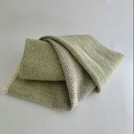 手織り グリーンとチャコールのヘリンボーン柄マフラー