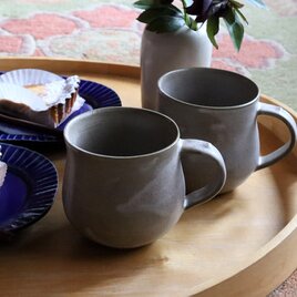 底がまるいカフェオレ色のマグカップの画像