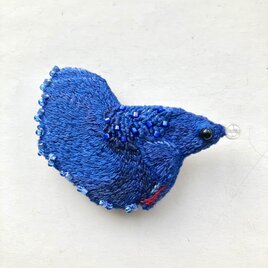 blue and little red betta 青とちょっぴり赤のベタ　魚刺繍ブローチの画像