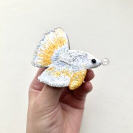 white and yellow betta 白ときいろの春色ベタ　魚刺繍ブローチの画像