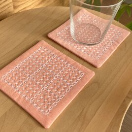 刺し子コースター2枚セット　ビスケット/オレンジ　カフェ　キッチン　贈り物　プチギフト　お菓子柄　北欧の画像
